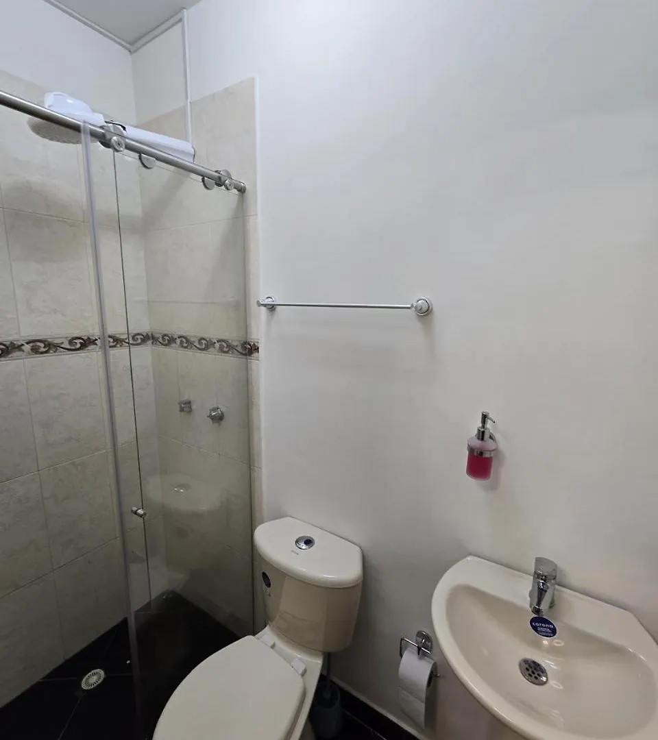 Espaciosa Moderna Y Silenciosa Habitacion Богота 0*,